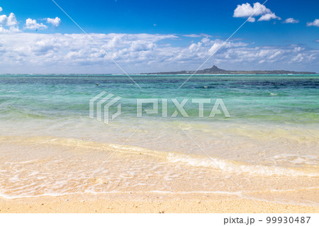 綺麗な南国のエメラルドブルーの海と白い砂浜のビーチ 綺麗な南国のエメラルドブルーの海と白い砂浜のビーチ 99930487
