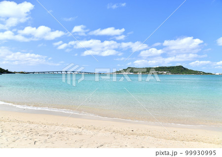 浜比嘉島より浜比嘉大橋／平安座島方面を望む(沖縄県うるま市)【2023.3】 99930995