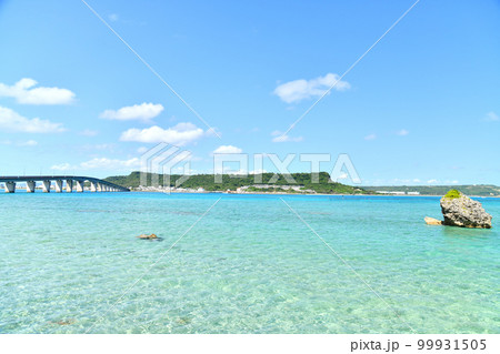 浜比嘉島より浜比嘉大橋／平安座島方面を望む(沖縄県うるま市)【2023.3】 99931505