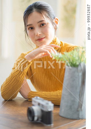 写真を撮る若い女性 写真を撮る若い女性 99932687