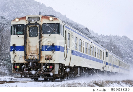 雪の中を走るキハ40① 雪の中を走るキハ40① 99933389