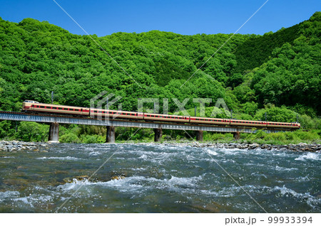 鉄橋を渡る特急やくも① 99933394