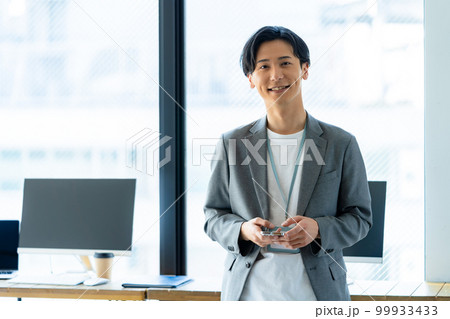 オフィスで働く若い男性 99933433