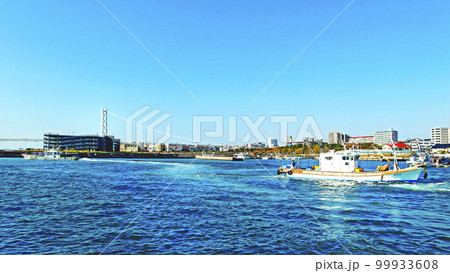 漁港の風景 出港と帰港の漁船【横構図】 99933608