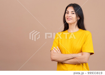 Beauty woman standing whit arms crossed smiling at the camera Beauty woman standing whit arms crossed smiling at the camera 99933819