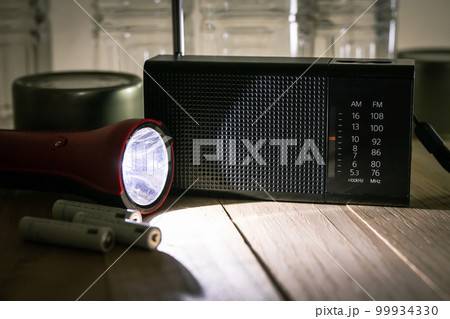 ラジオと懐中電灯 防災グッズのイメージ素材 ラジオと懐中電灯 防災グッズのイメージ素材 99934330