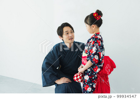 浴衣の女の子とパパ 家族 浴衣の女の子とパパ 家族 99934547