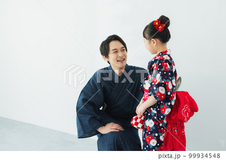浴衣の女の子とパパ　家族 99934548