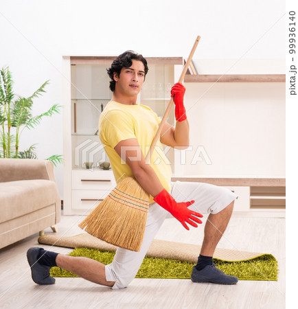 Young handsome man doing housework 99936140