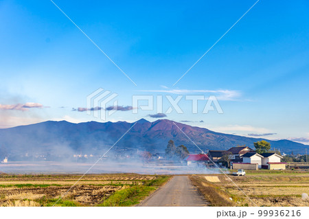 田園風景　野焼き　福島県喜多方市　磐梯山 99936216