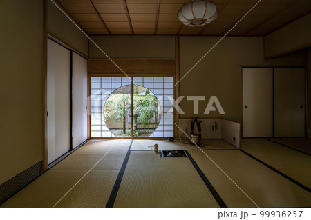 【神奈川県】鎌倉にある一条恵観山荘の丸窓 【神奈川県】鎌倉にある一条恵観山荘の丸窓 99936257