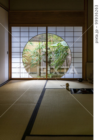【神奈川県】鎌倉にある一条恵観山荘の丸窓 【神奈川県】鎌倉にある一条恵観山荘の丸窓 99936263