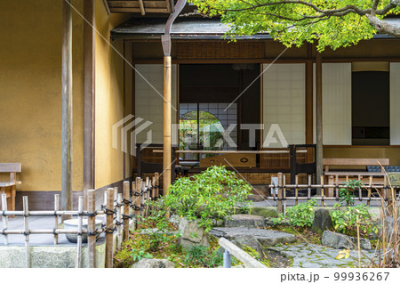 【神奈川県】鎌倉にある一条恵観山荘の丸窓 99936267