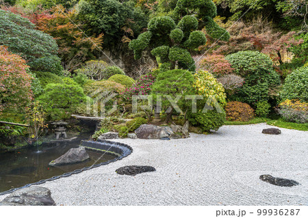 【神奈川県】鎌倉にある報国寺の日本庭園 99936287