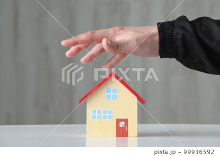 住宅をねらう犯罪者の手元 住宅をねらう犯罪者の手元 99936592