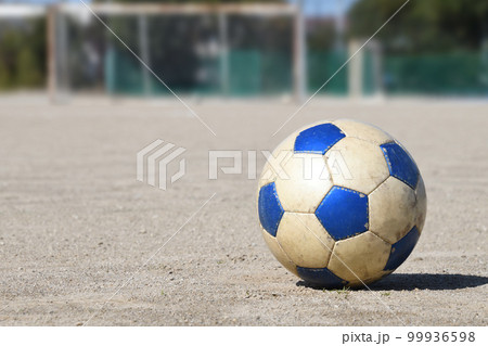 無人のグラウンドに置かれたサッカーボール 99936598