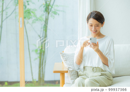 リビングの女性 スマホ リビングの女性 スマホ 99937366