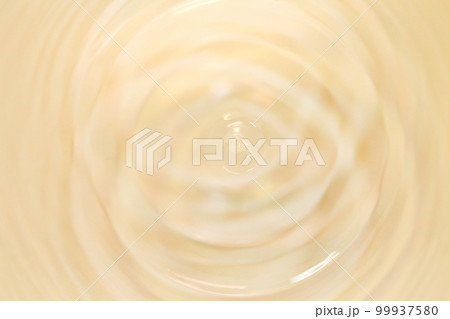 水面に落ちる水滴. 99937580