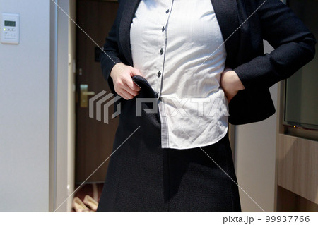 ビジネススーツ　女性　着替え　イメージ 99937766