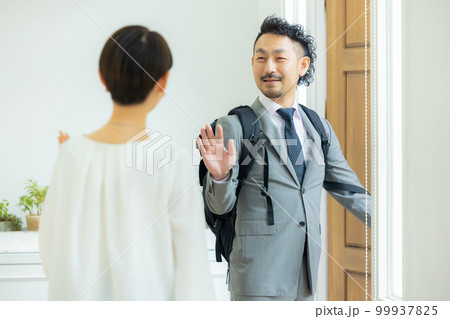 玄関　見送り 99937825