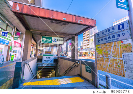 日本の東京都市景観　都営地下鉄　都営三田線　巣鴨駅（出入口A2）を望む 99939778