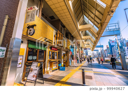 日本の東京都市景観　商店街からJR巣鴨駅や都営三田線巣鴨駅出入口A1（画面右奥）などを望む 99940627