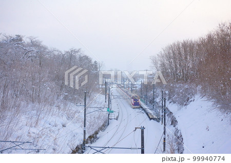 冬の山形新幹線”つばさ号” 茂吉記念館前駅 冬の山形新幹線”つばさ号” 茂吉記念館前駅 99940774