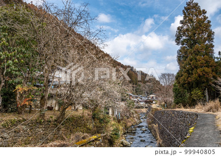 浅春の京都洛北鞍馬集落と鞍馬川の風景 99940805