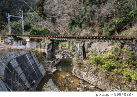 鞍馬川に架かる叡山電鉄鞍馬線鉄橋 99940837