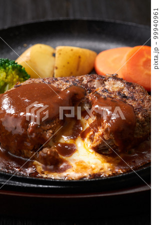 熱々のチーズインハンバーグ 99940961
