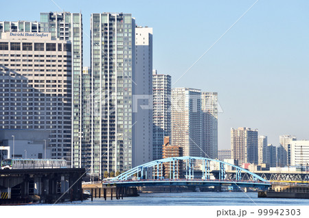 京浜運河沿いに走る東京モノレール 京浜運河沿いに走る東京モノレール 99942303