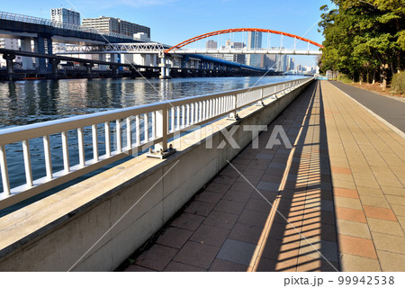 京浜運河に架かる水管橋 99942538