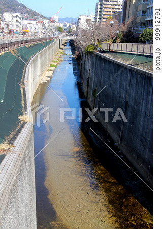 新湊川の流れ 神戸市兵庫区湊川 新湊川の流れ 神戸市兵庫区湊川 99942791