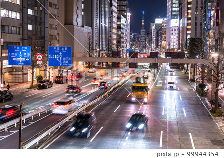 《東京都》東京都心の大動脈・昭和通りの夜景 99944354