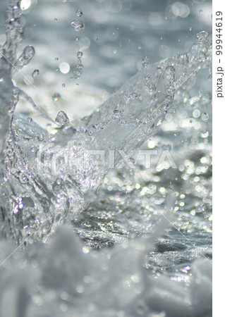 Splashes and drops of sea wave at break 99944619