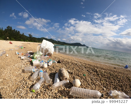 海に海洋プラスティックゴミ 99945227