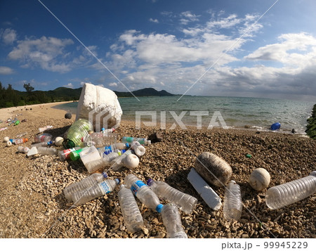 海岸に海洋プラスティックゴミ 99945229