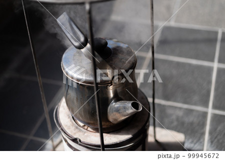 ストーブの上のやかん ストーブの上のやかん 99945672
