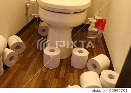 トイレットペーパーが散乱しているトイレ 99945701