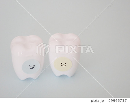 にこにこ笑顔の歯、コピースペースあり にこにこ笑顔の歯、コピースペースあり 99946757