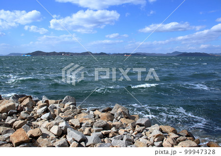 男木島　備讃瀬戸の海を眺める　（香川県　高松市） 99947328