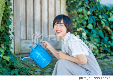 ガーデニングを楽しむ若い女性 99947757