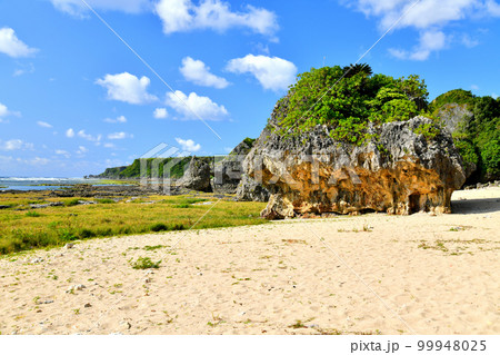 具志頭より摩文仁の丘方面を望む(沖縄県八重瀬町)【2023.3】 具志頭より摩文仁の丘方面を望む(沖縄県八重瀬町)【2023.3】 99948025