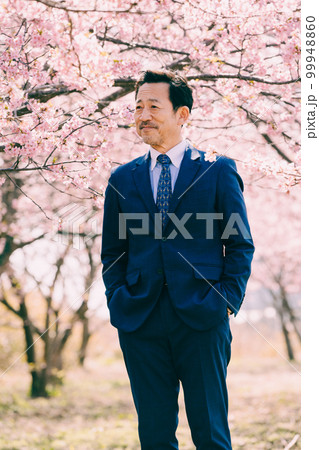 満開の桜とスーツを着たオジサン 99948860