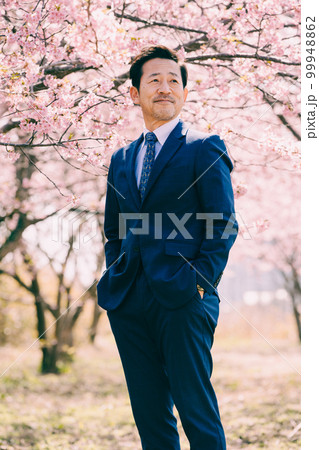 満開の桜とスーツを着たオジサン 99948862