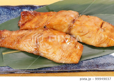 シイラの照り焼き 魚料理 焼き魚 2切れ シイラの照り焼き 魚料理 焼き魚 2切れ 99949037