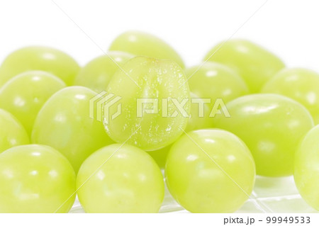 シャインマスカット　皮ごと食べられるブドウ　カット　断面　明るい背景 99949533