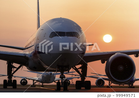 羽田空港 朝陽と佇む飛行機 羽田空港 朝陽と佇む飛行機 99949571