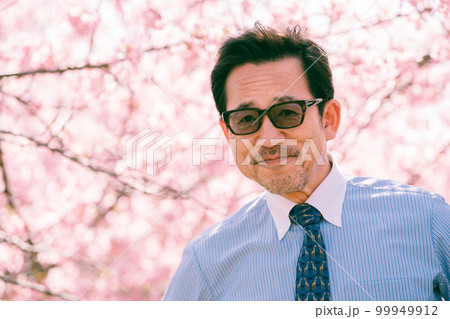 満開の桜とスーツを着たオジサン 満開の桜とスーツを着たオジサン 99949912