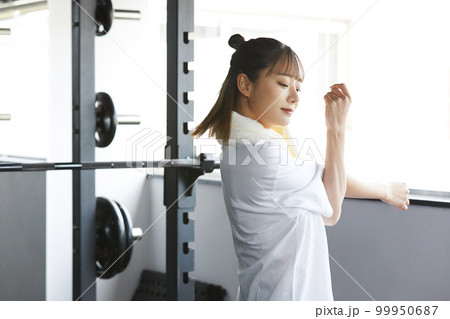 ジムで運動をする若い女性 99950687